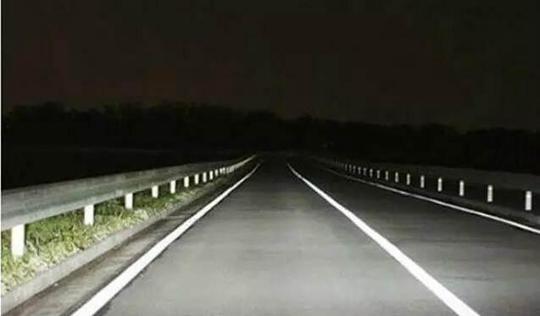 为什么高速公路没有路灯？这理由让你服气