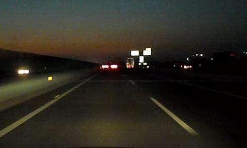 为什么高速公路没有路灯？这理由让你服气