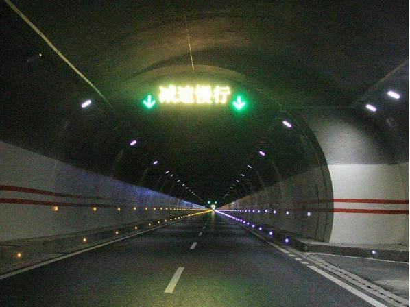 连国道都有路灯，为什么高速公路没有，网友：电网公司供应不过来