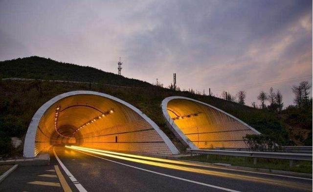 连国道都有路灯，为什么高速公路没有，网友：电网公司供应不过来