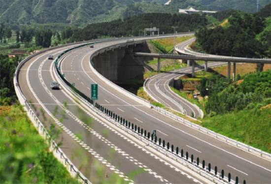 连国道都有路灯，为什么高速公路没有，网友：电网公司供应不过来
