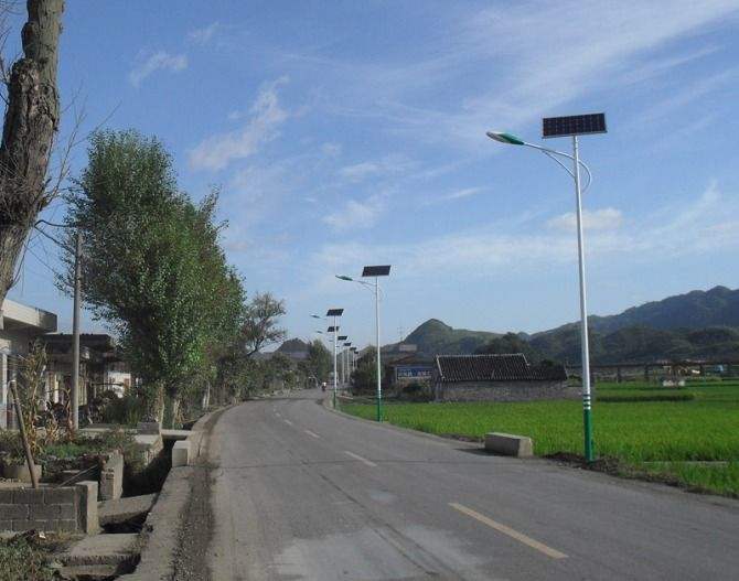 农村安装太阳能路灯还是普通路灯？