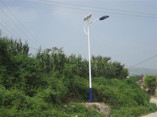 太阳能路灯大概多少钱？由什么部件组成？